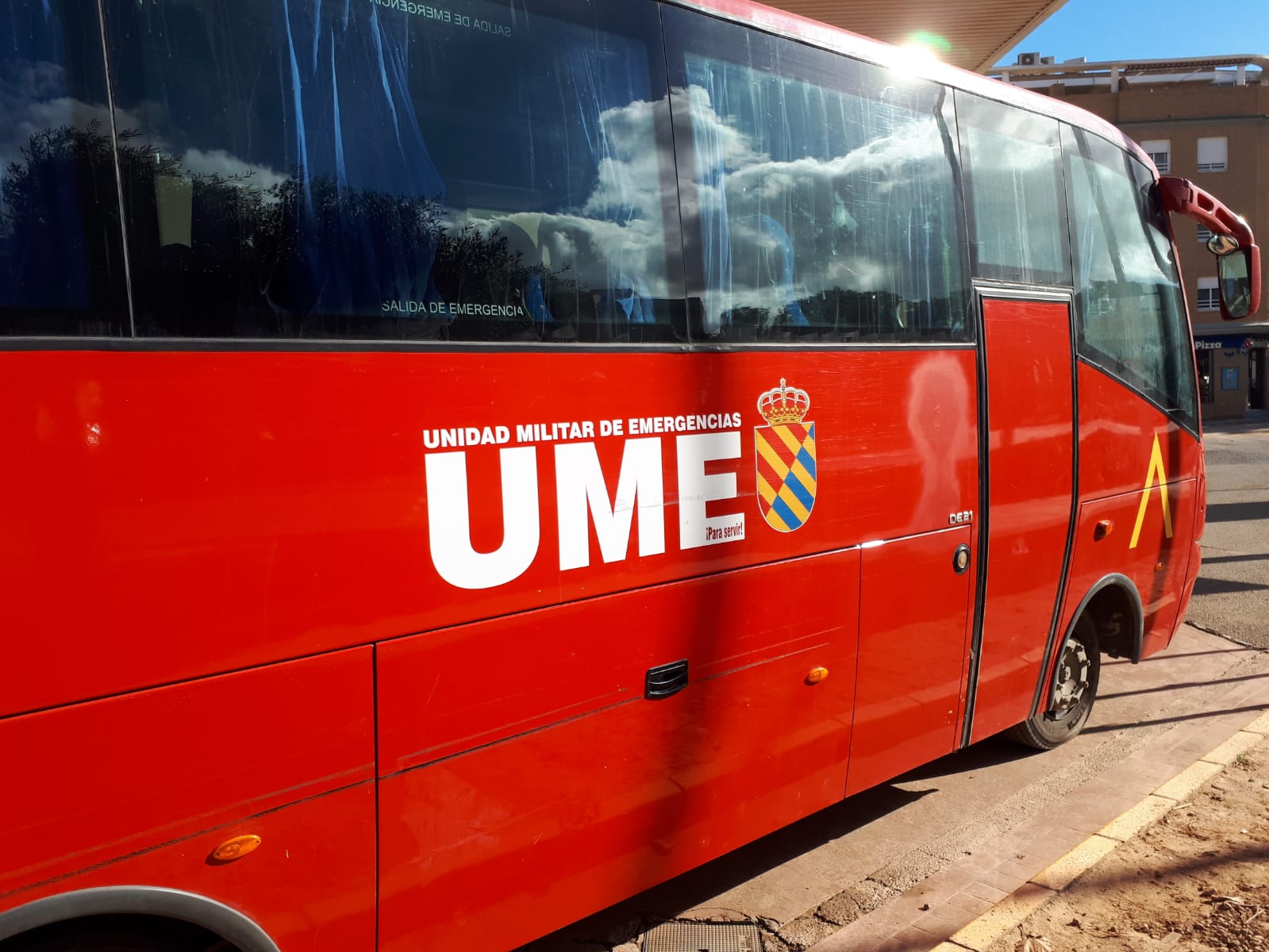 Autobús de la Unidad Militar de Emergencias en Massanassa